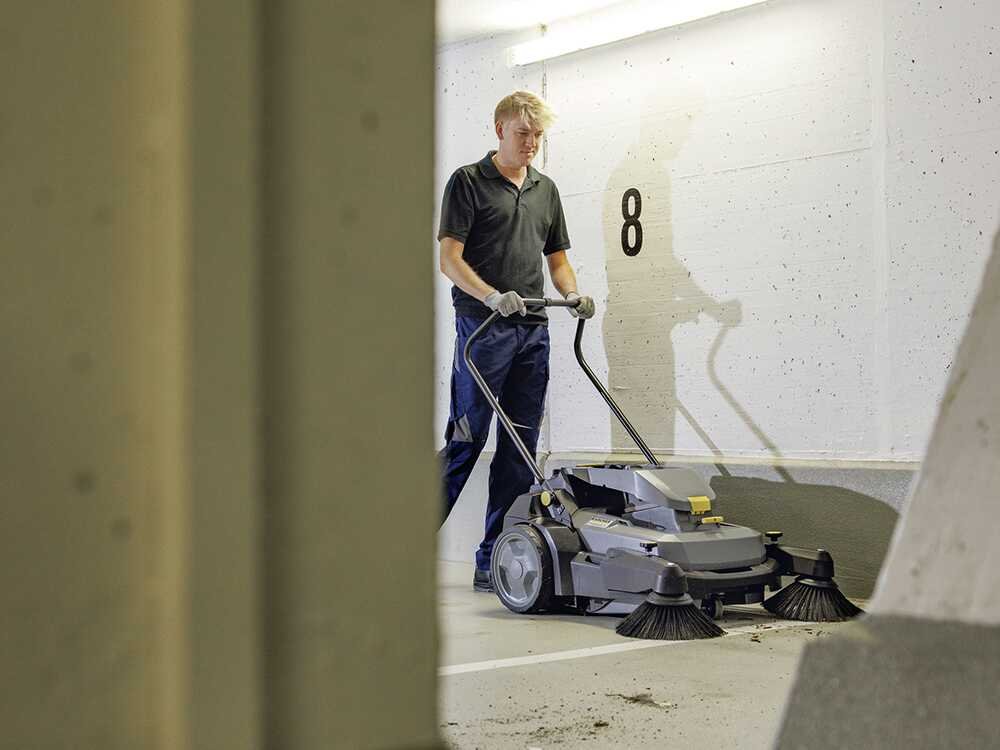 karcher km 70/30 c bp 2sb balayeuse à batterie avec bac de ramassage 36 v 6 ah