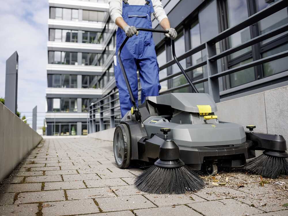 karcher km 70/30 c bp 2sb balayeuse à batterie avec bac de ramassage 36 v 6 ah