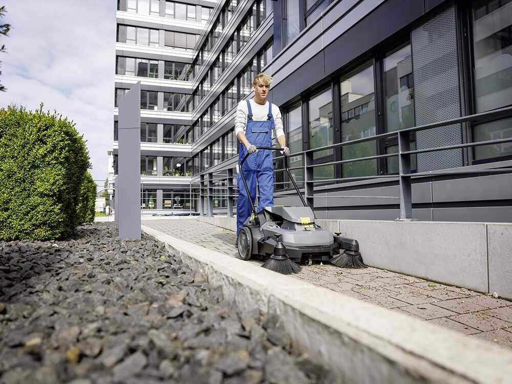 karcher km 70/30 c bp 2sb balayeuse à batterie avec bac de ramassage 36 v 6 ah