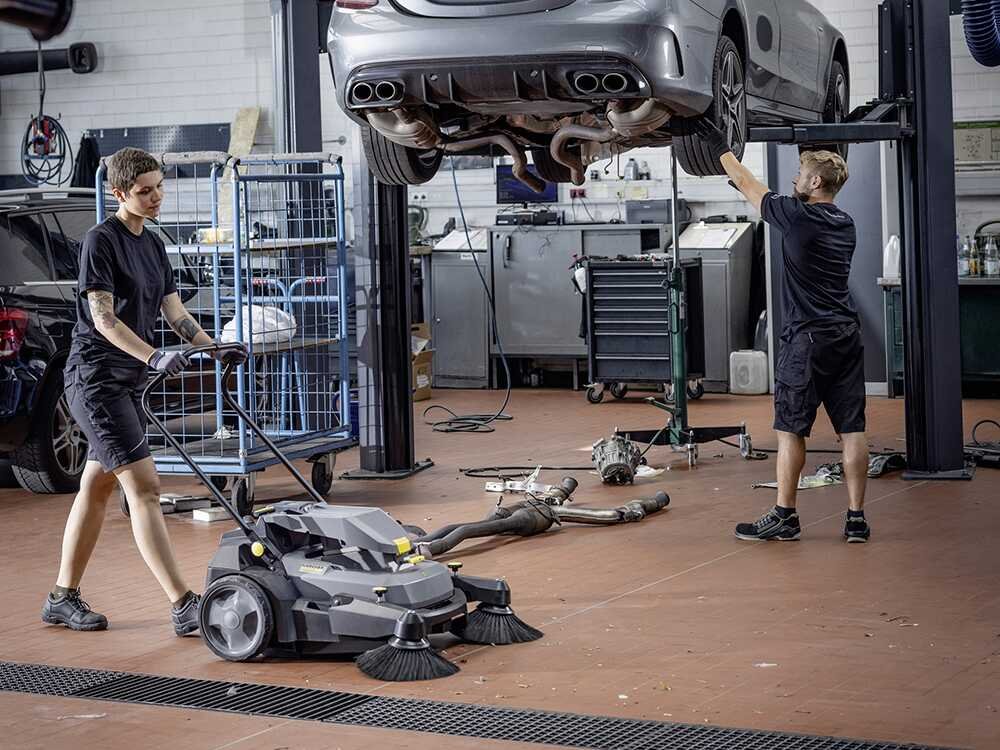 karcher km 70/30 c bp 2sb balayeuse à batteries avec bac de ramassage sans batterie ni chargeur