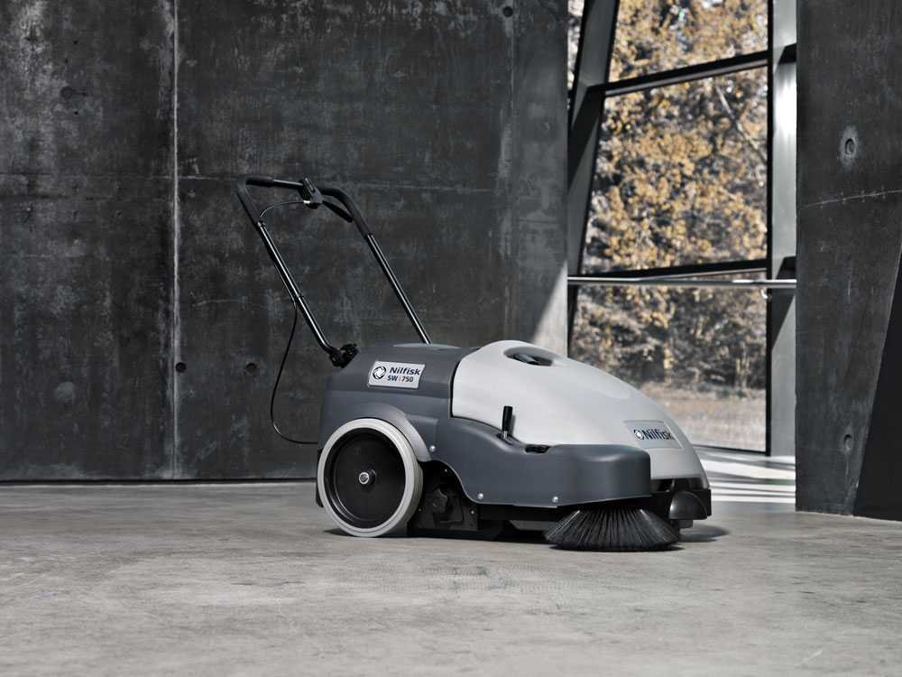 nilfisk sw750 balayeuse autotractée à batterie avec bac de ramassage 12v 46ah nilfisk sw750 balayeuse autotractée à batterie avec bac de ramassage 12v 46ah